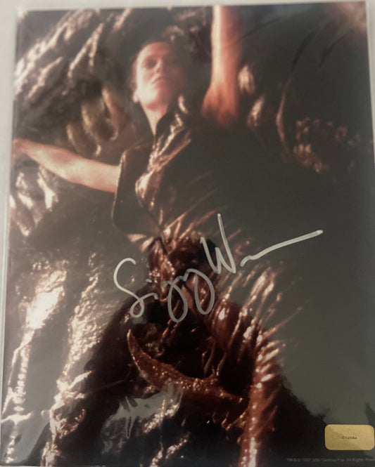 SIGOURNEY WEAVER SIGNED 8X10 "ALIENS" W/ CELEBRITY AUTHENTICS